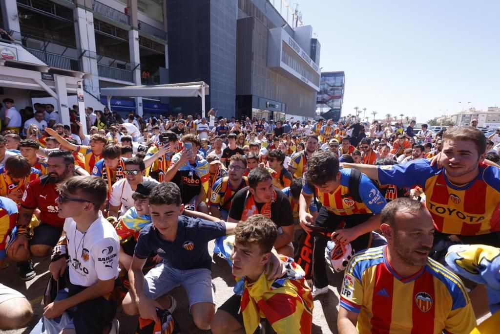 La afición del Valencia CF ante el Elche