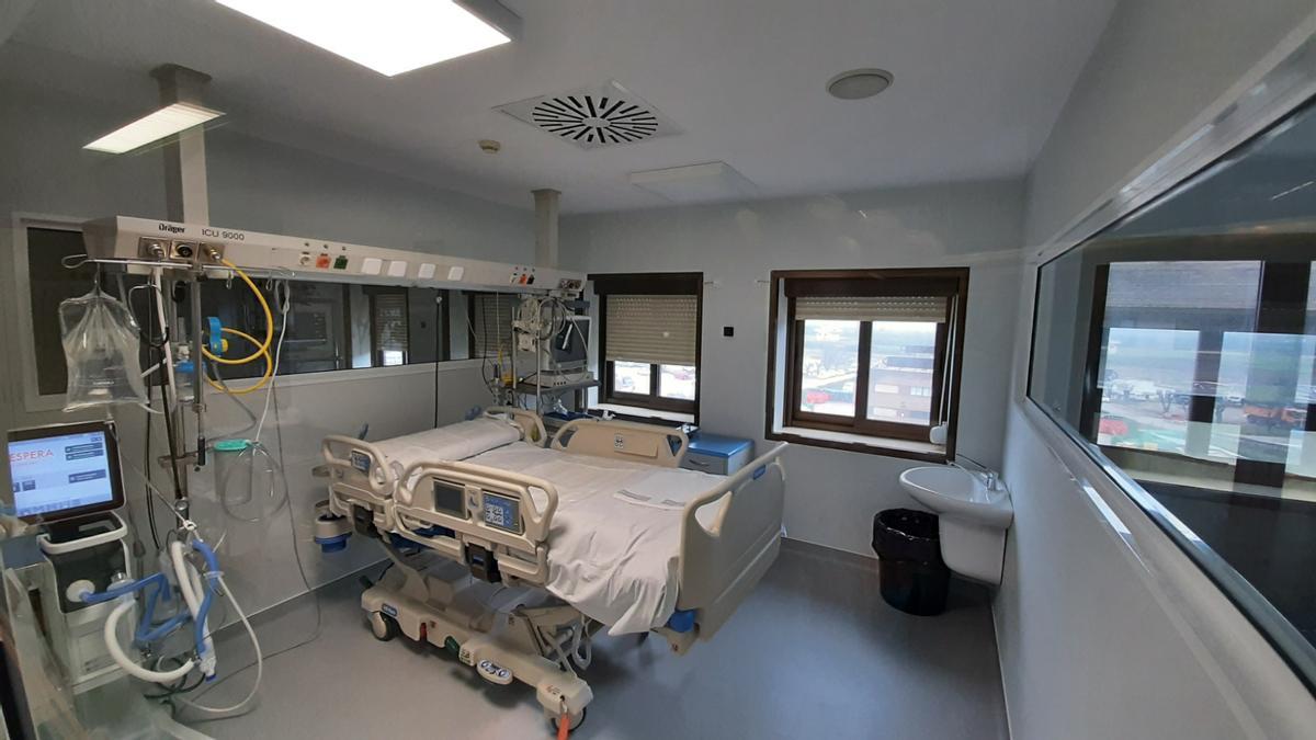 Imagen de archivo de una de las salas de la UCI del hospital Lluís Alcanyís.