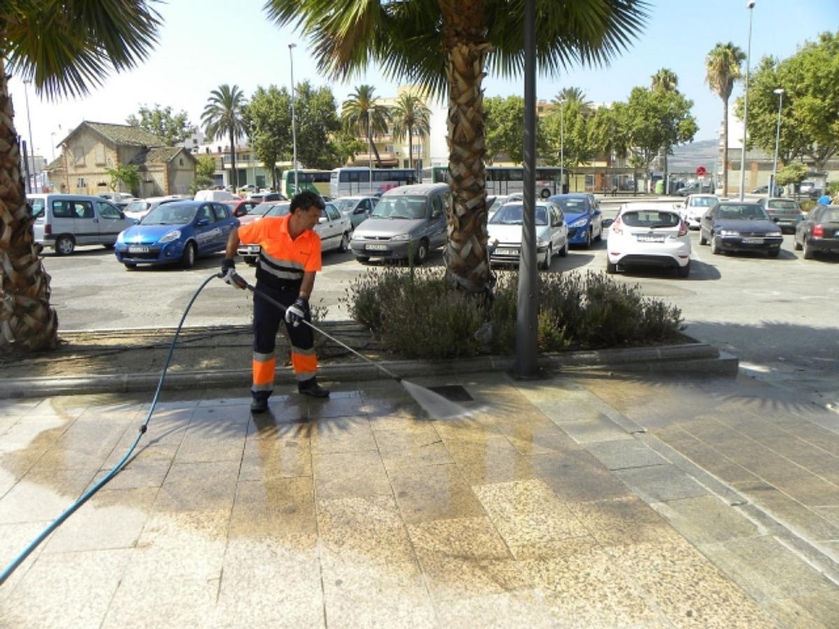 Un operario limpia las calles en Vélez-Málaga.