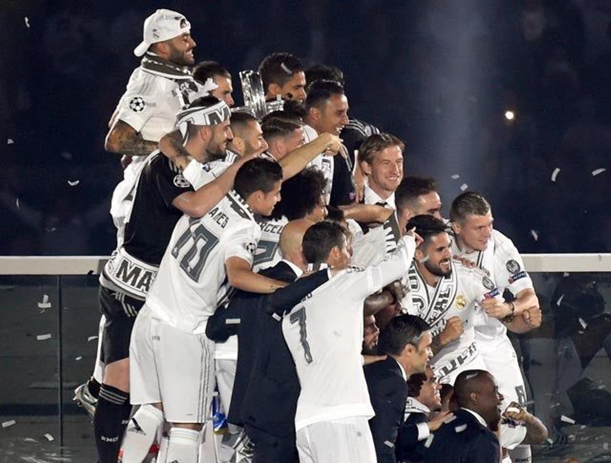 Todo el equipo posa feliz con la undécima en el escenario de la fiesta del Bernabéu