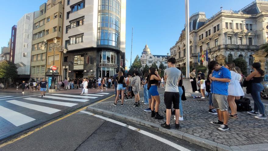 Descomunales colas en Oviedo para conseguir cien hamburguesas gratis