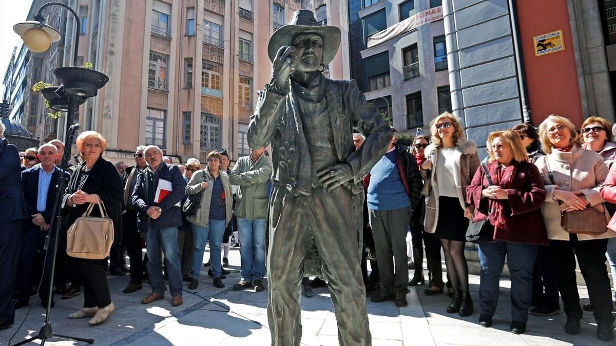 La estatua de tamaño natural del artista asturiano Tino Casal, icono pop de los 80, inaugurada el 12 de abril del 2019