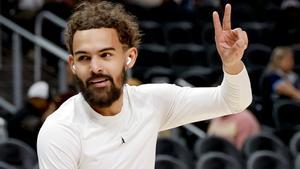 ATLANTA (United States), 07/01/2026.- Atlanta Hawks guard Trae Young gestures to fans while practicing before the tipoff of an NBA basketball game between the New Orleans Pelicans and the Atlanta Hawks in Atlanta, Georgia, USA, 07 January 2026. Young and the Atlanta Hawks are reportedly working on a trade of the star guard. (Baloncesto, Nueva Orleáns) EFE/EPA/ERIK S. LESSER SHUTTERSTOCK OUT. SHUTTERSTOCK OUT