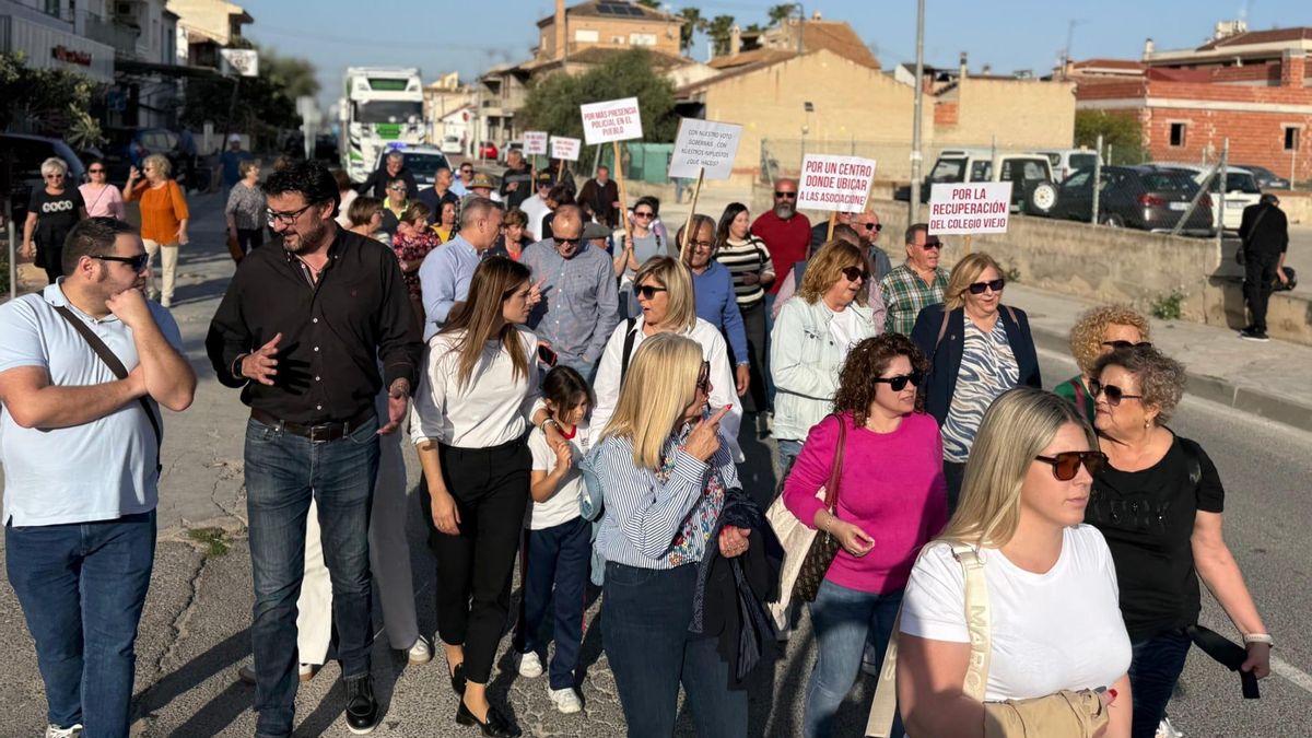 Vecinos en la manifestación esta tarde en El Raal