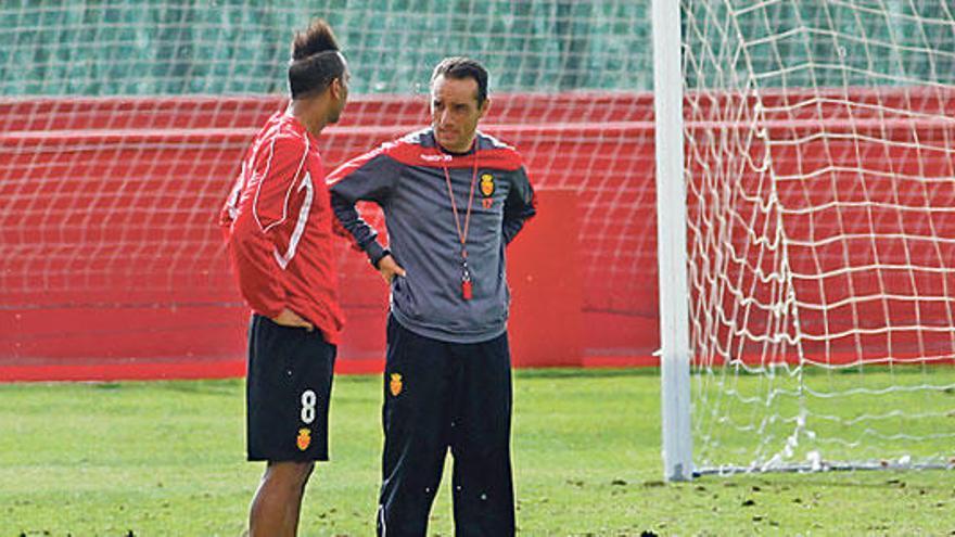 Nsue dialoga con Oltra, ayer en el entrenamiento del equipo en Son Bibiloni.