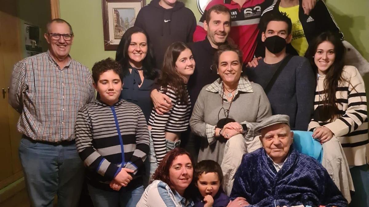 Mariano, de Plasencia y con 104 años, rodeado de familiares.