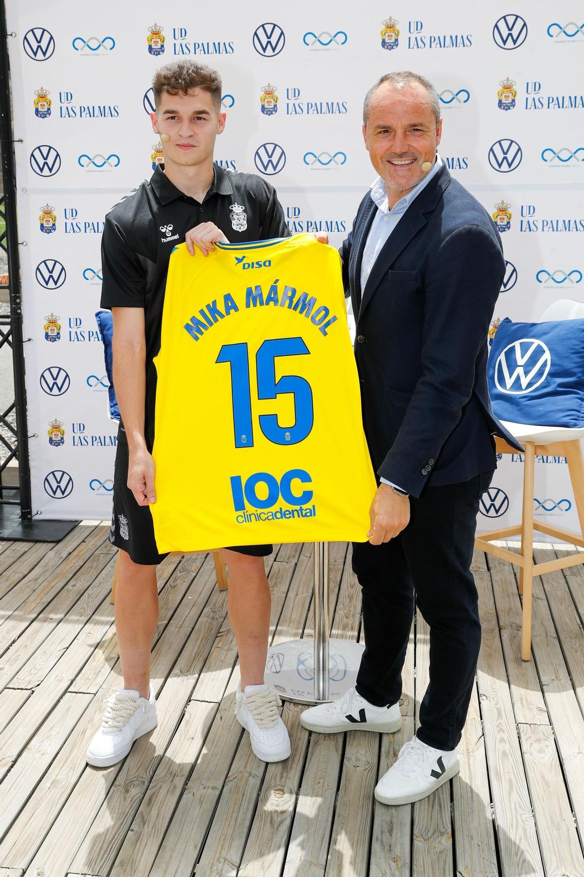 Helguera, en la presentación de Mika Mármol por la UD Las Palmas.