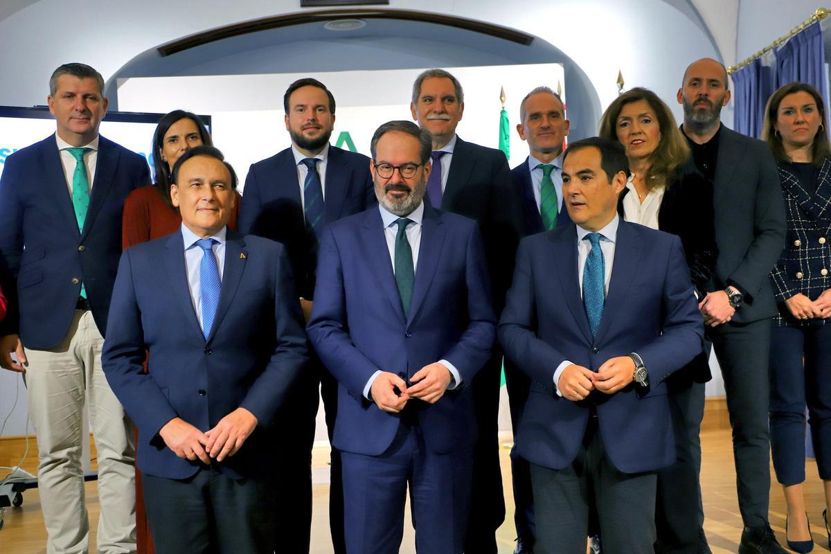 Los dos consejeros y el delegado de la Junta, junto a los delegados provinciales.