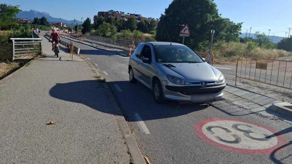 Imatge de la carretera de Santpedor sense carril d’entrada des del parc de l’Agulla de Manresa