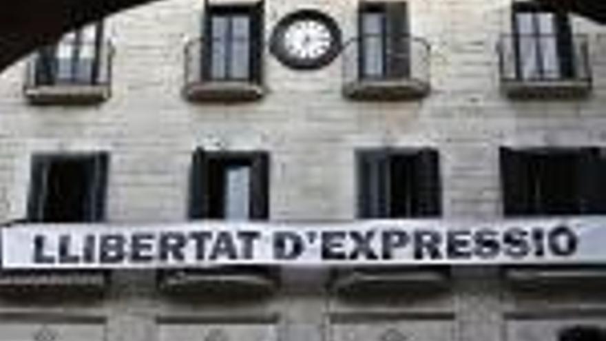 La nova pancarta on es llegeix «Llibertat d&#039;expressió», a la façana de l&#039;ajuntament de Girona.