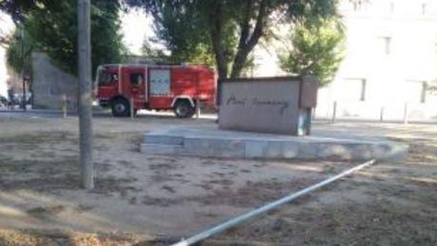 Malmeten el monument a Companys de Figueres i arrenquen l&#039;estelada