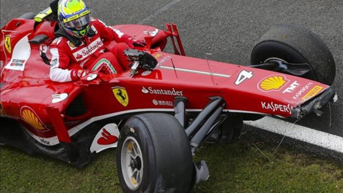 Massa sale de su Ferrari tras destrozarlo contra las protecciones en Silverstone.
