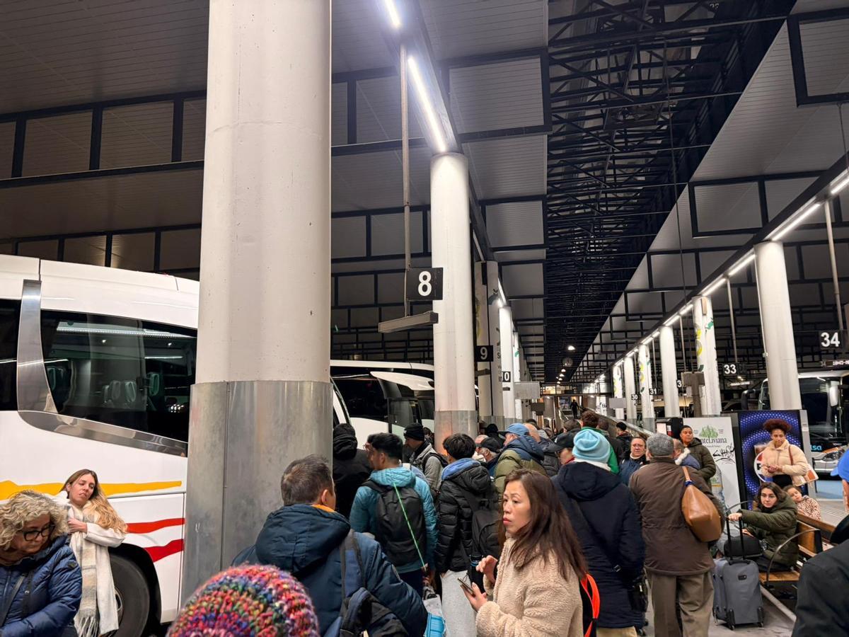 Viajeros esperando para irse en autobús hacia Madrid en la estación de Plaza de Armas este domingo