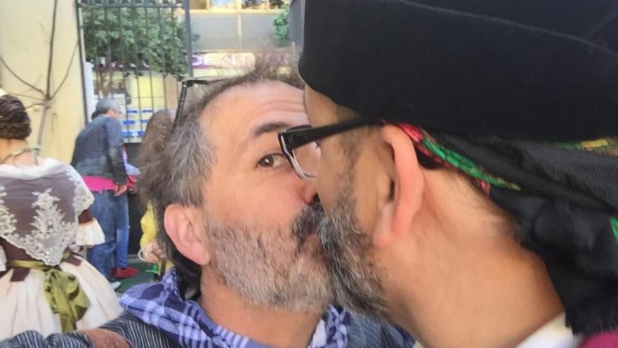 Nomdedéu y Del Señor emulan el beso de Pablo Iglesias y Xavier Domènech