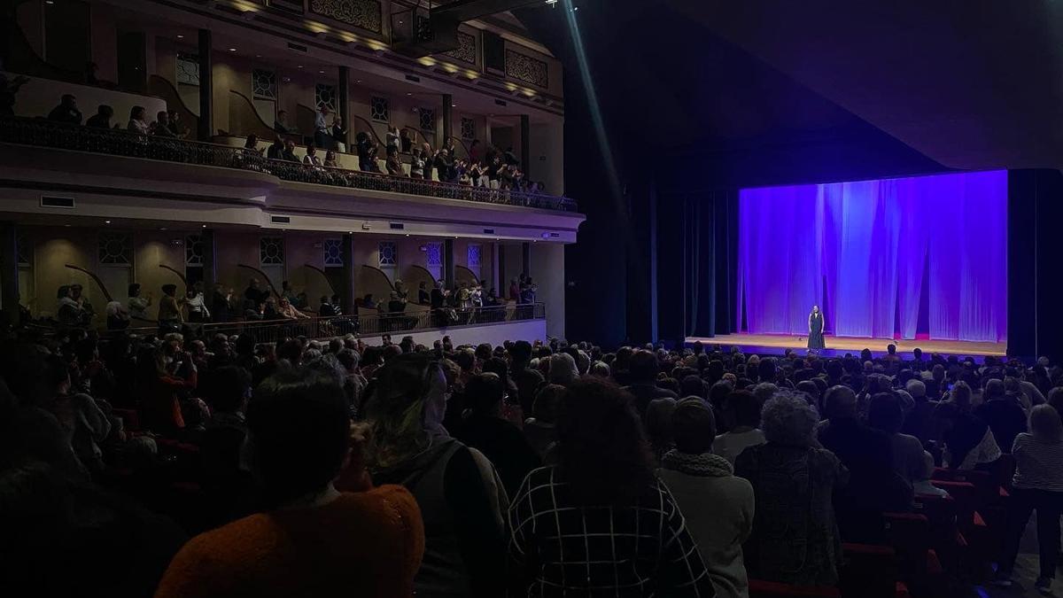 Lolita Flores parlant amb el públic després de representar 'Poncia' al Teatre de Figueres.