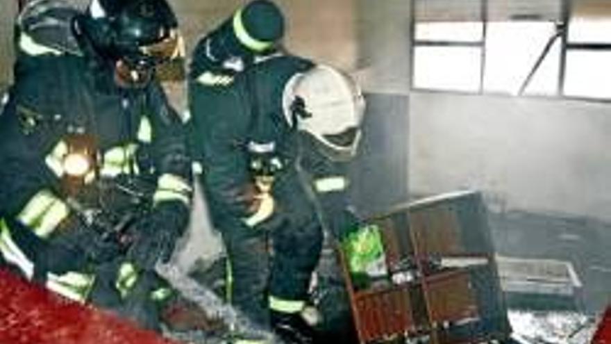 Sofocan un incendio en la antigua biblioteca del cerro