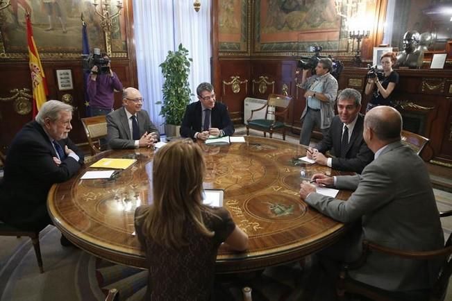 Presupuestos 2017: Reunión de Clavijo con Montoro