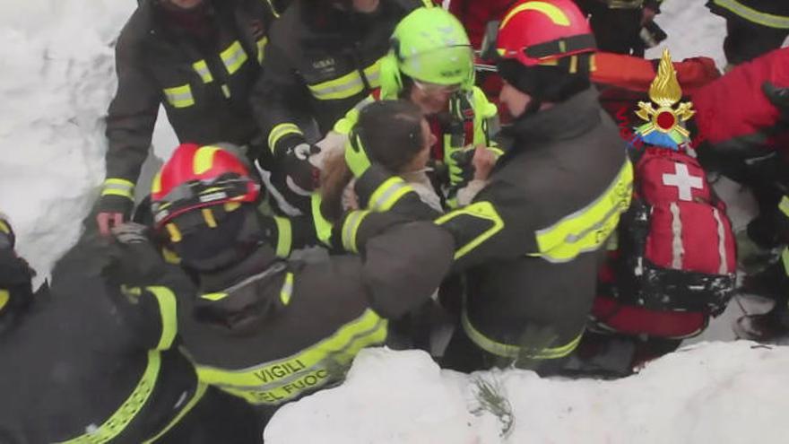 Rescatan a ocho supervivientes del hotel sepultado por la nieve en Italia