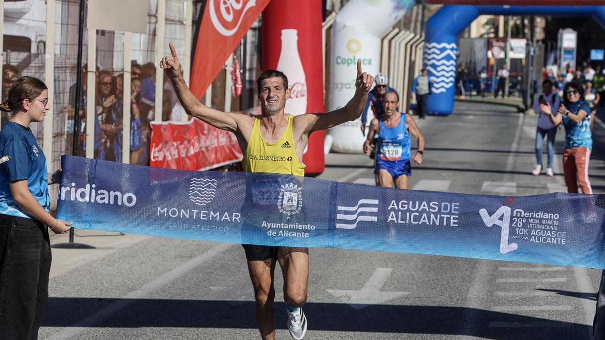 Andrés Mico, ganador de la Media Maratón de Alicante