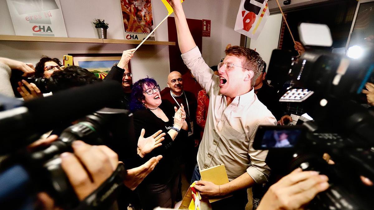 Vídeo | Jorge Pueyo llega a la sede de CHA entre vítores