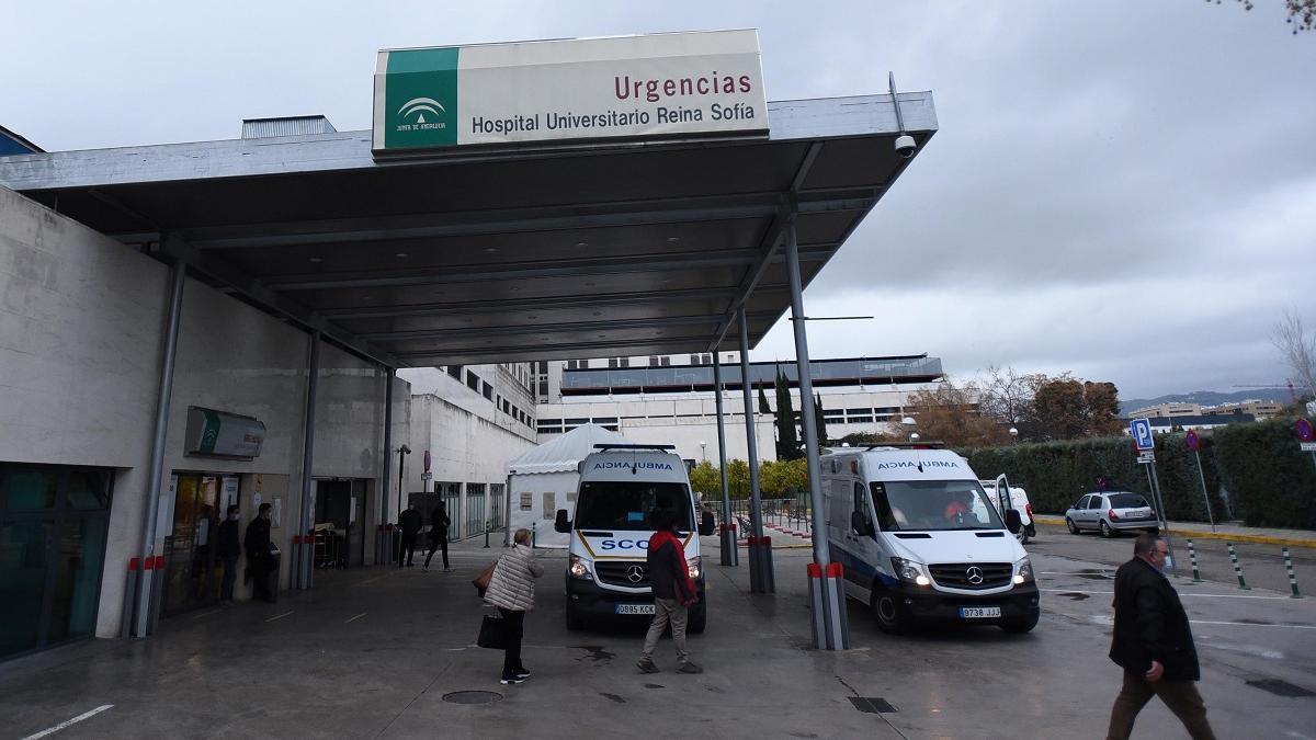 Entrada a las Urgencias de adultos del hospital Reina Sofía de Córdoba