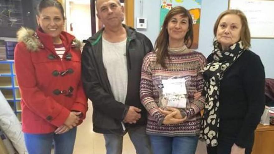 El colegio de Faura da a Afacam lo recaudado en el mercado solidario