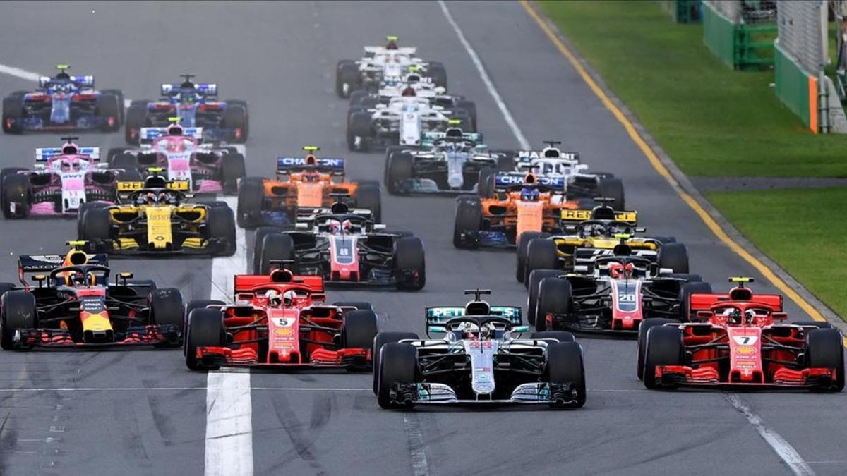 La salida de la carrera, con Hamilton liderando el pelotón