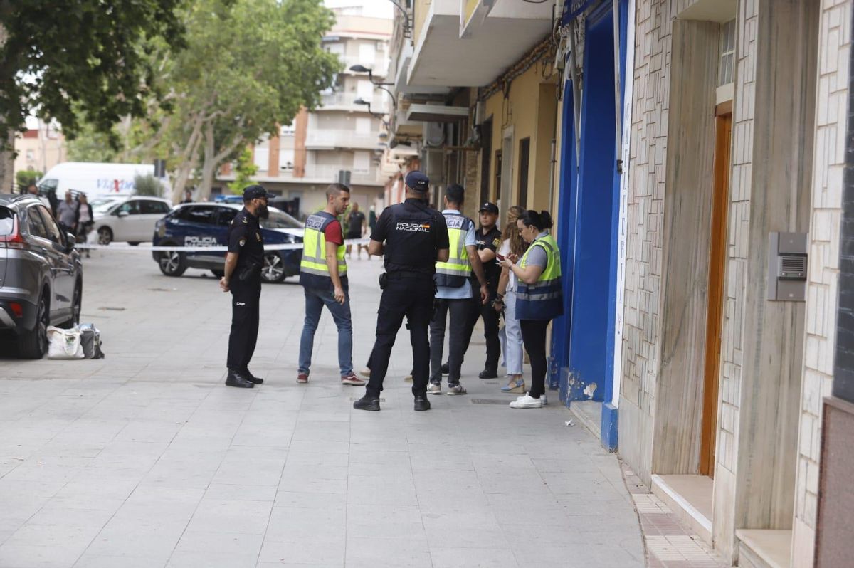 La Policía Nacional en el lugar del doble crimen de Algemesí