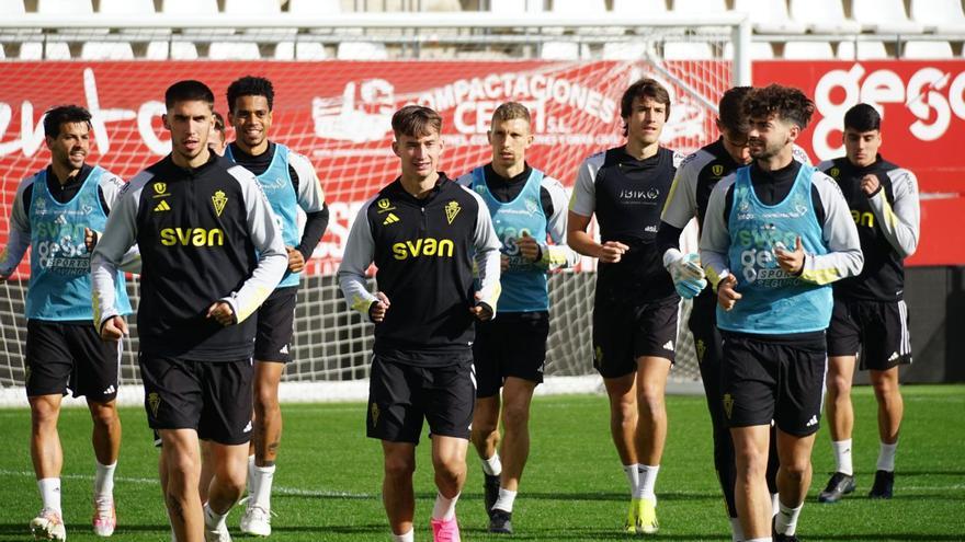 Los jugadores del Real Murcia durante un entrenamiento esta semana en Nueva Condomina.  | PRENSA REAL MURCIA