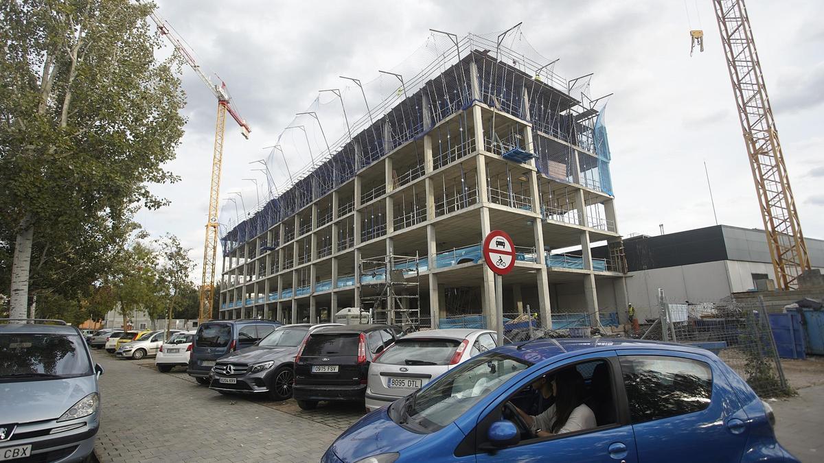 L'estat actual de la construcció de la nova residència, amb quatre pisos construïts.