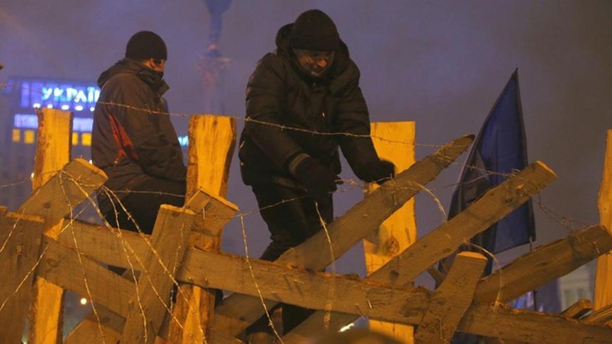 Activistas proeuropeos refuerzan las barricadas en Kiev.