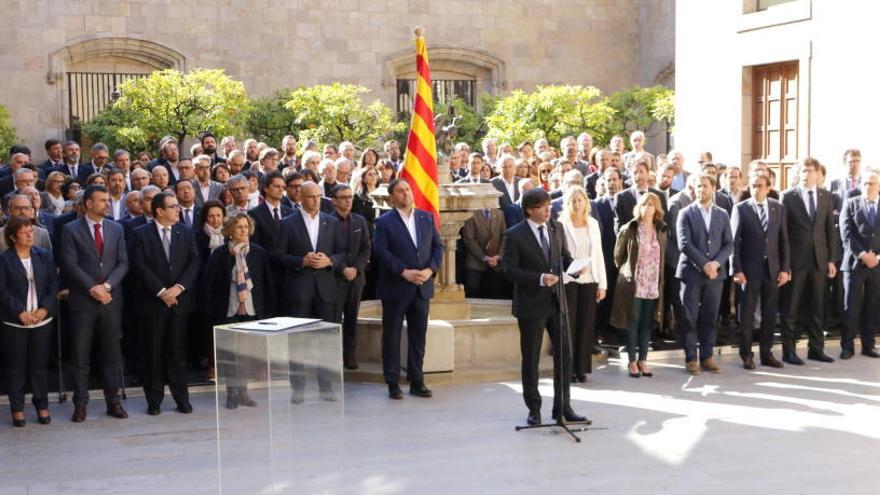 El Govern en ple, escoltant el president de la Generalitat.