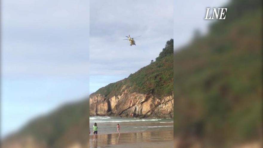 Así fue el rescate de los tres jóvenes arrastrados por un golpe de mar en la playa del Aguilar