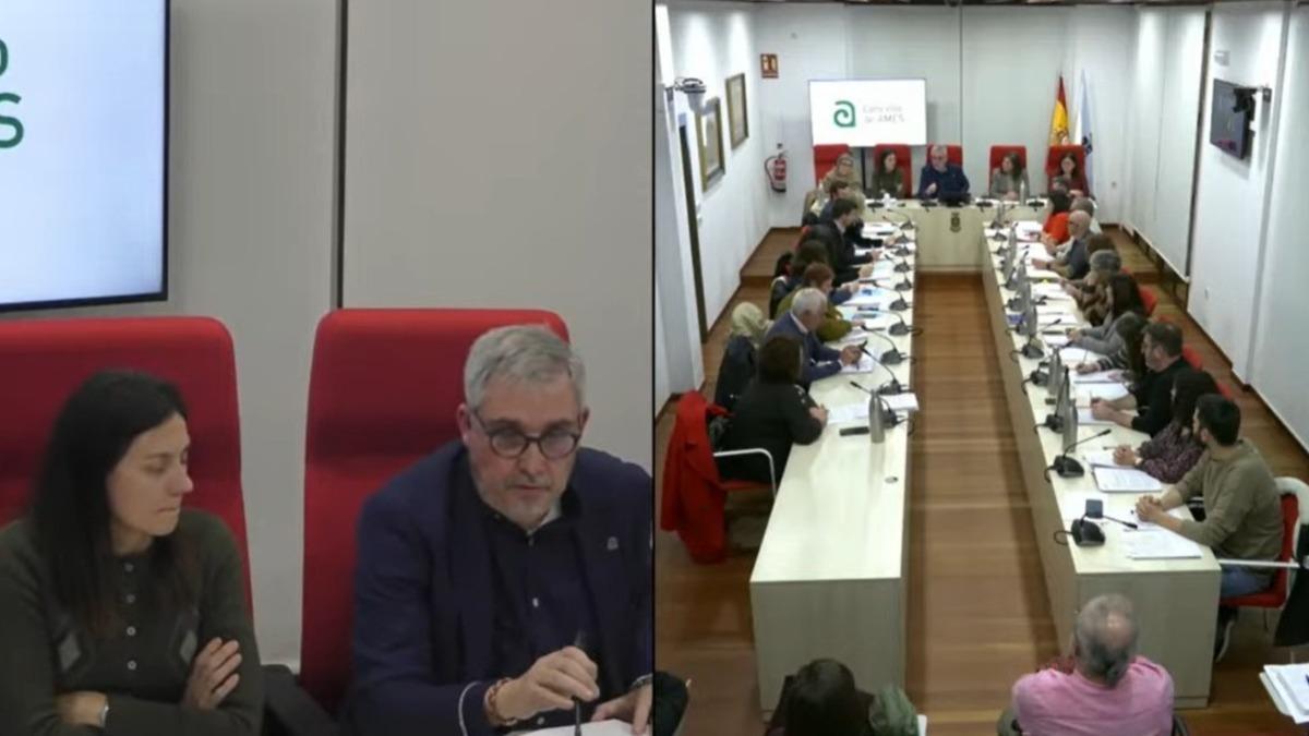 En primer plano, el alcalde de Ames, Blas García, mientras la portavoz del PP, Oliva Agra, expresa su posición en la votación nominativa de la cuestión de confianza