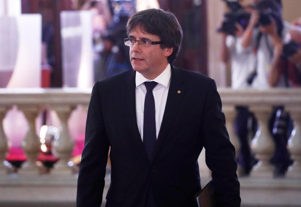 Carles Puigdemont entra al Parlament.