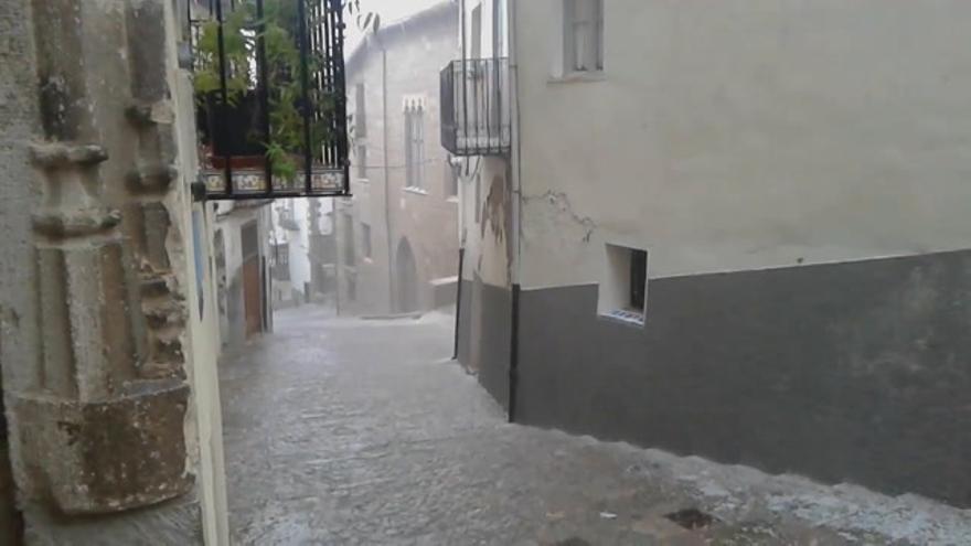 La tormenta llega al interior de Castellón cargada de granizo y aparato eléctrico