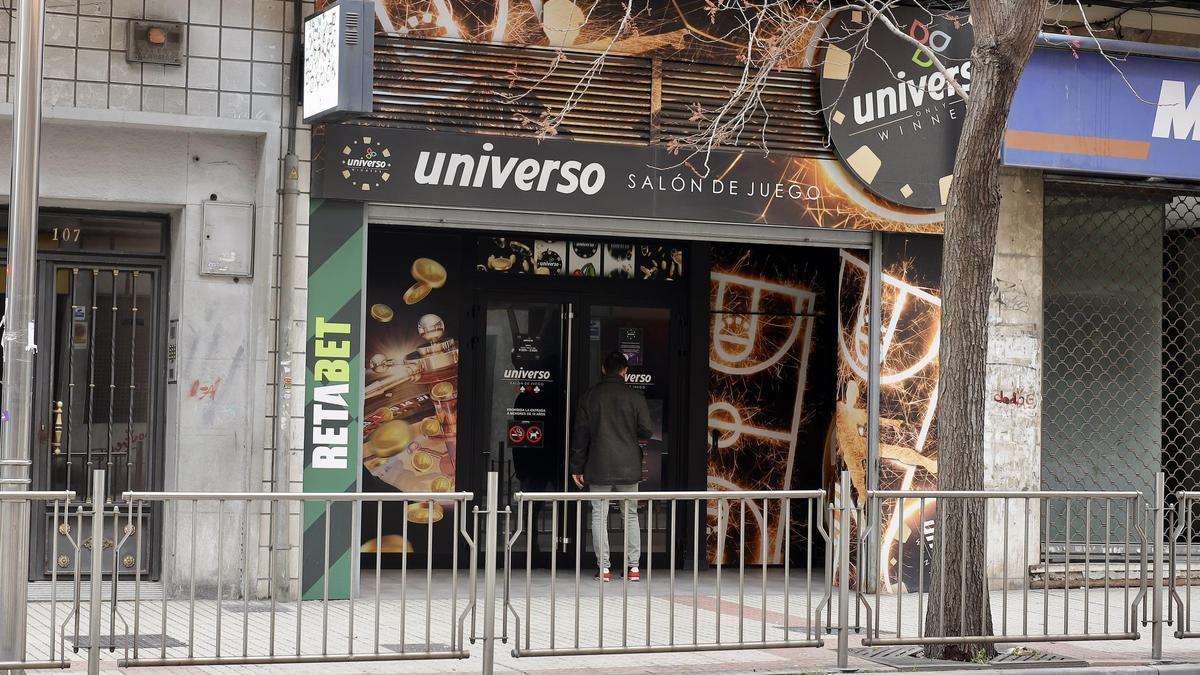 Un encapuchado atracó a punta del pistola un salón de juego ubicado en la avenida de San José.