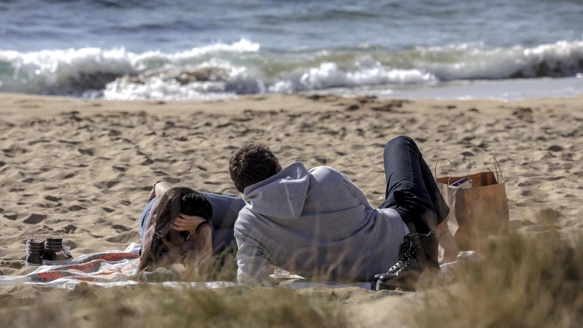 Los palmesanos aprovechan el buen tiempo para disfrutar de la playa