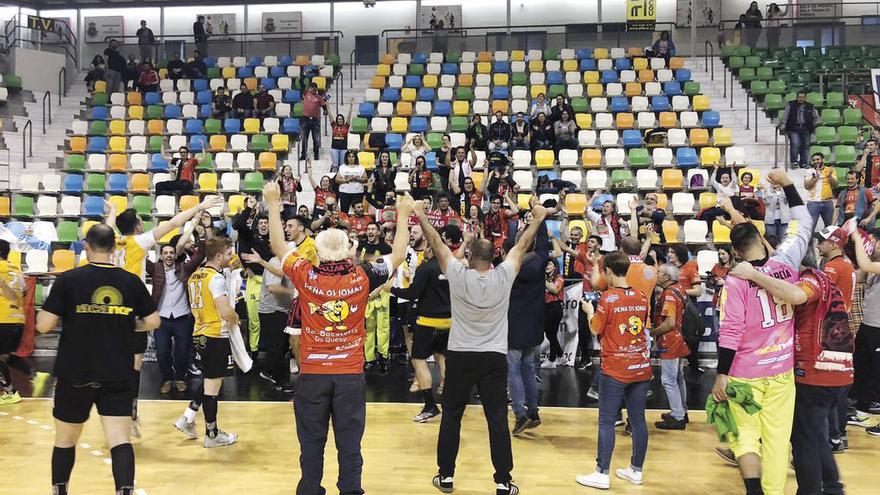 Jugadores y aficionados celebran la permanencia en Ciudad Real. // Atlético Novás