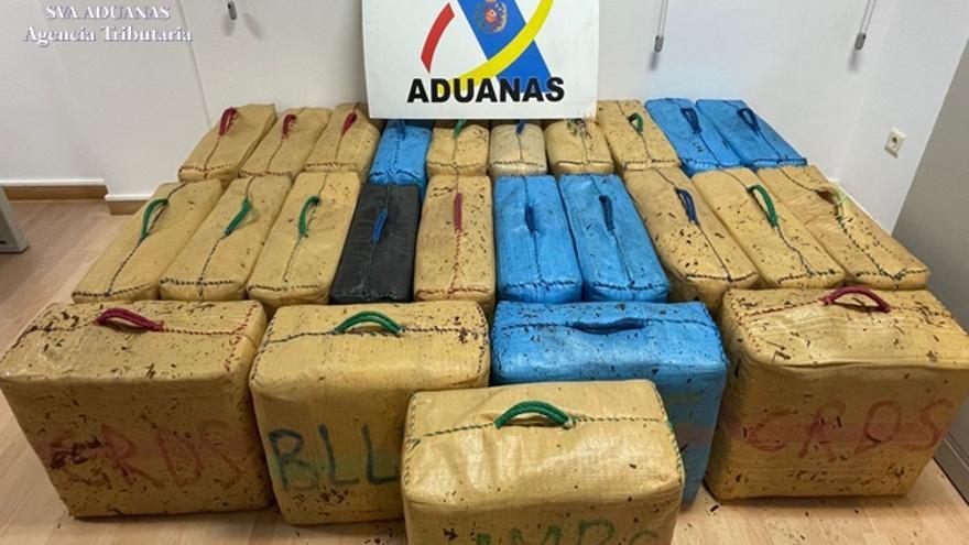 Parte De Los Fardos Con Hachís Incautados.