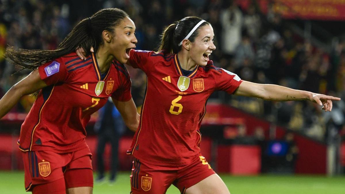 Salma y Aitana celebran un gol contra Países Bajos.