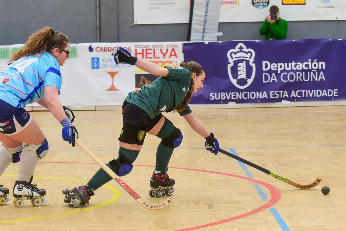 Celia Pinacho, del Marineda, controla una bola en el partido frente al Traviesas en A Coruña
