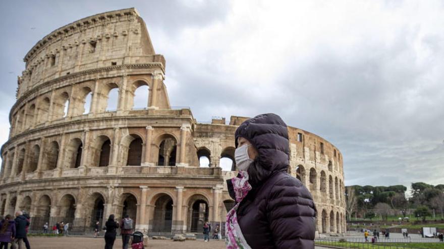 Una mujer con mascarilla en Roma.