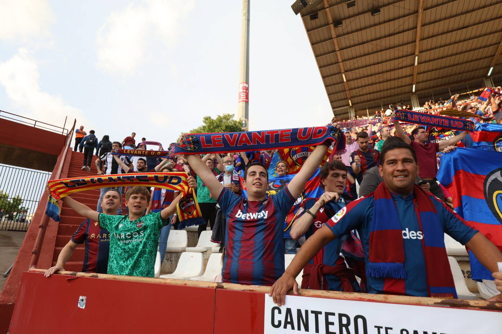 La afición del Levante, junto a su equipo en Albacete