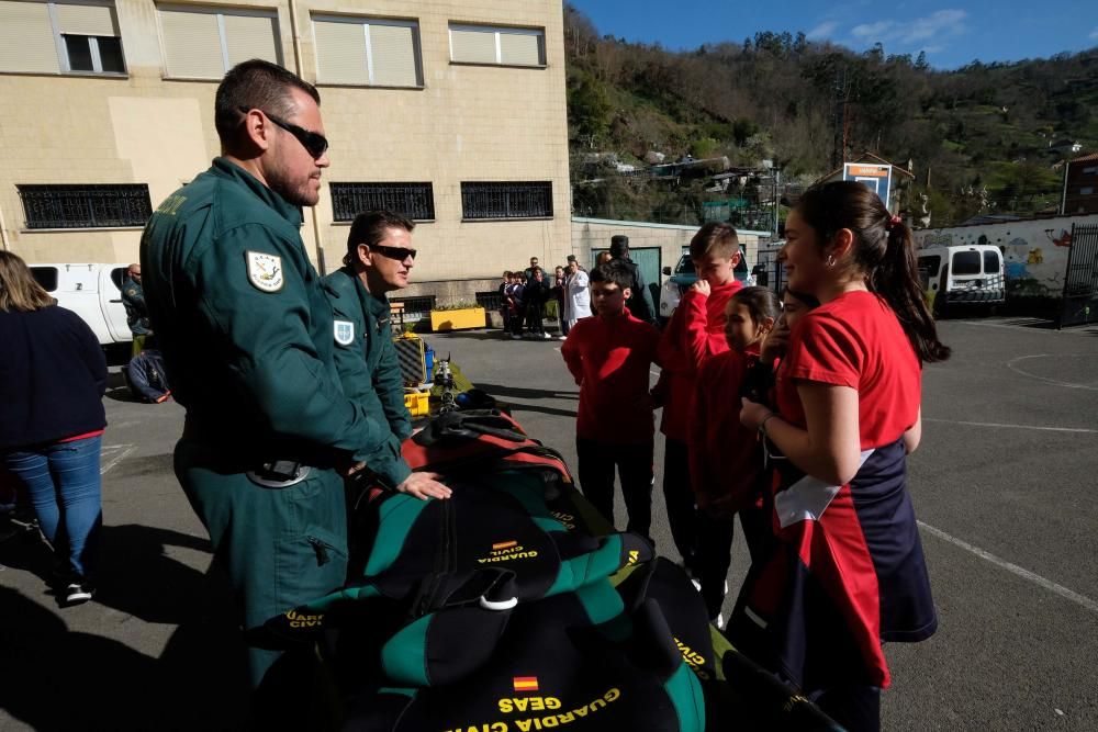 Exhibición Guardia Civil en el colegio San José de Sotrondio