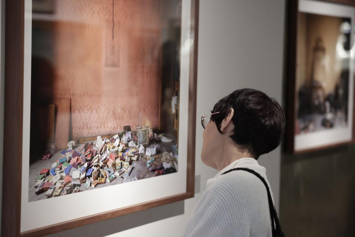 Exposición de fotos de Jordi Barón de pisos señoriales vacíos de Barcelona en la Galeria de Arte Artur Ramon.