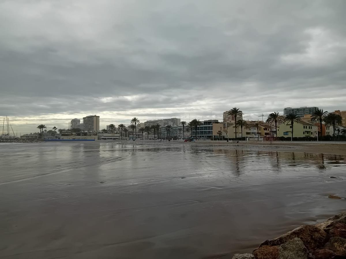 La playa de la Pobla de Farnals engullida por el agua del mar en medio del temporal.