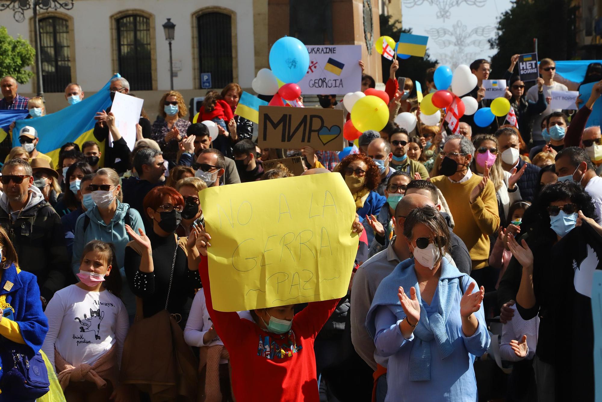 Cientos de personas se concentran contra la guerra en Ucrania en Las Tendillas