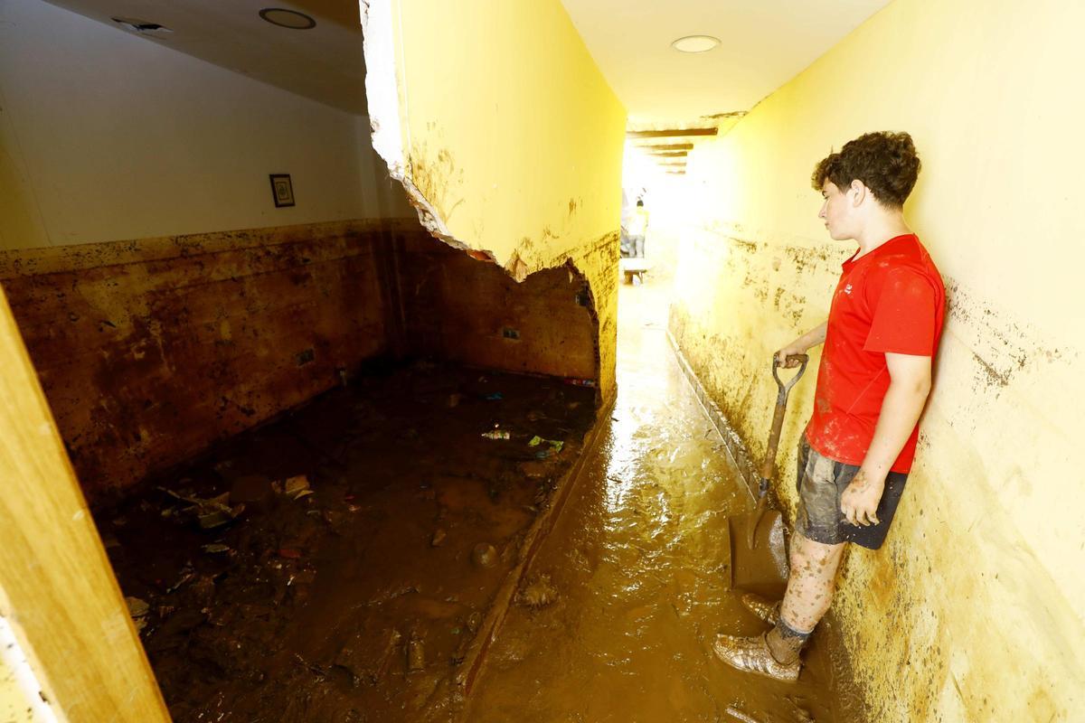 La casa de María Jesús durante la riada y un año después.