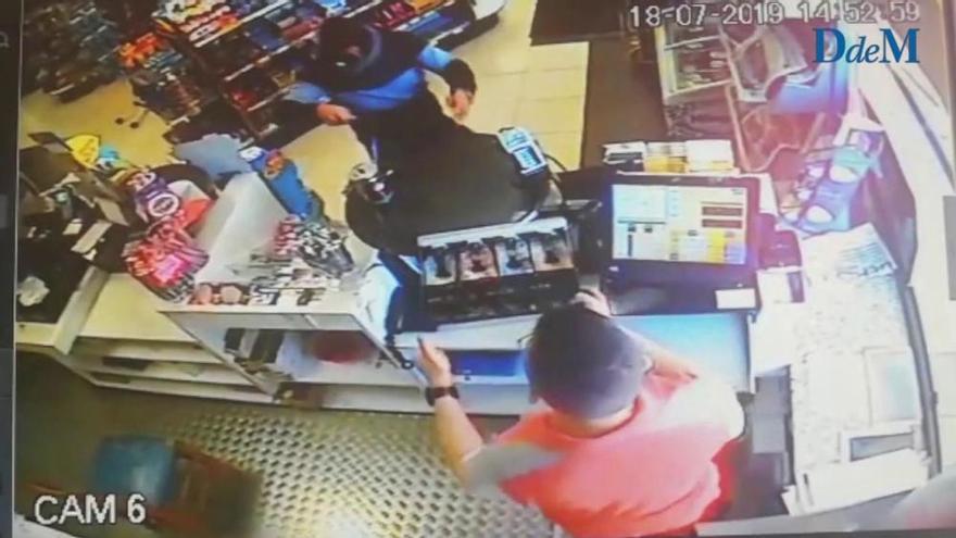Un vídeo capta a un encapuchado que atracó a punta de cuchillo una gasolinera en Cala Millor
